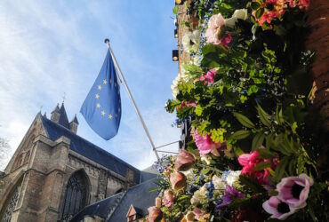 Kirche mit Europaflagge und Blumen