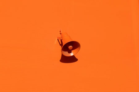 Orange Wand mit orangem Lautsprecher