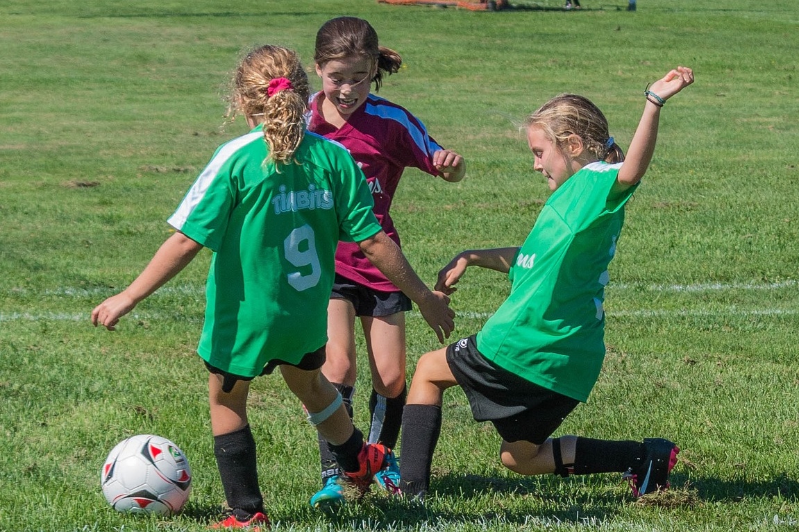 Mädchen spielen Fußball