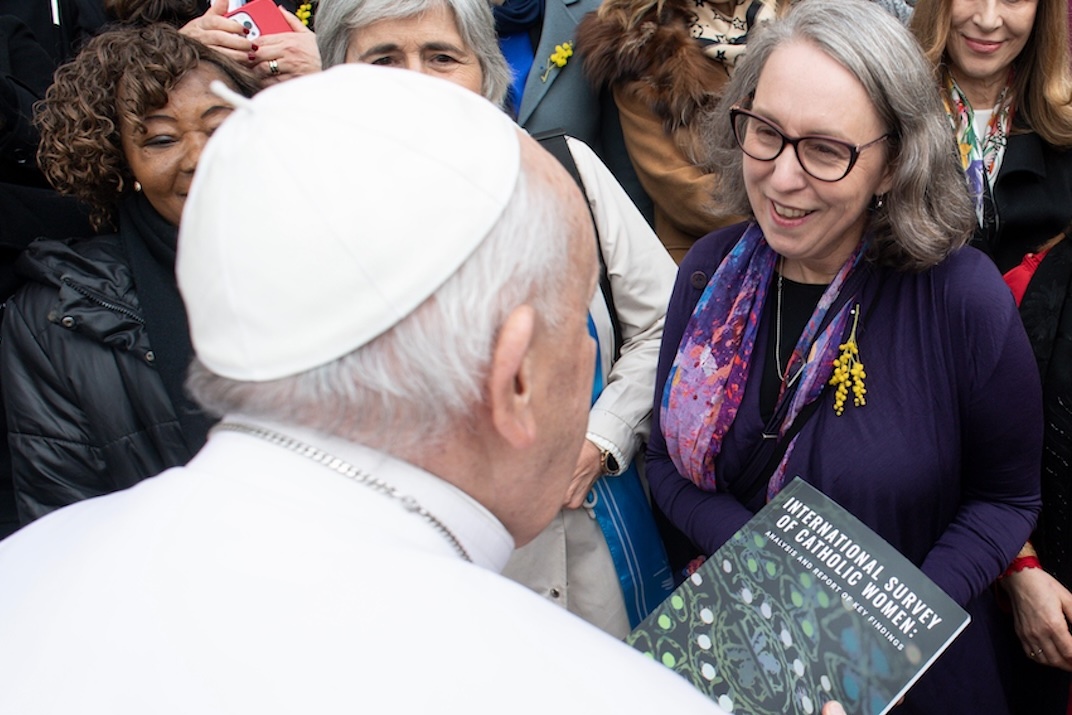 Tracy McEwans überreicht Papst Franziskus die Ergebnisse der Studie zu Positionen katholischer Frauen.