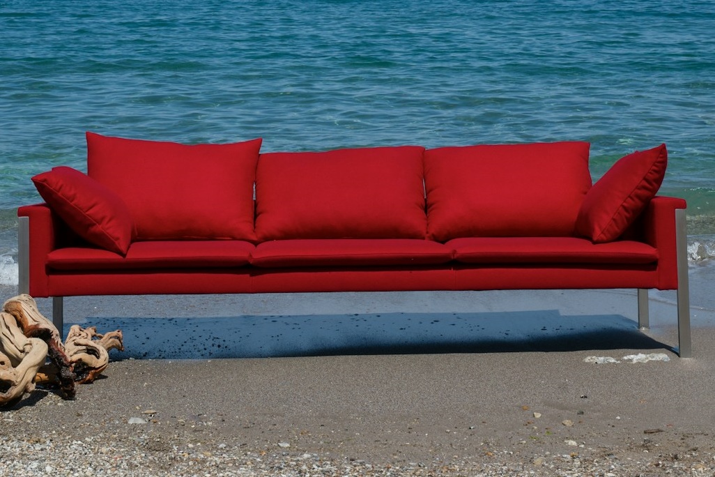 rotes Sofa am Strand