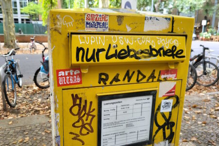 Briefkasten mit Aufklebern und Tags, auf der Klappe: nur Liebesbriefe.