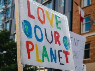 Plakat mit der Aufschrift "Love our planet"